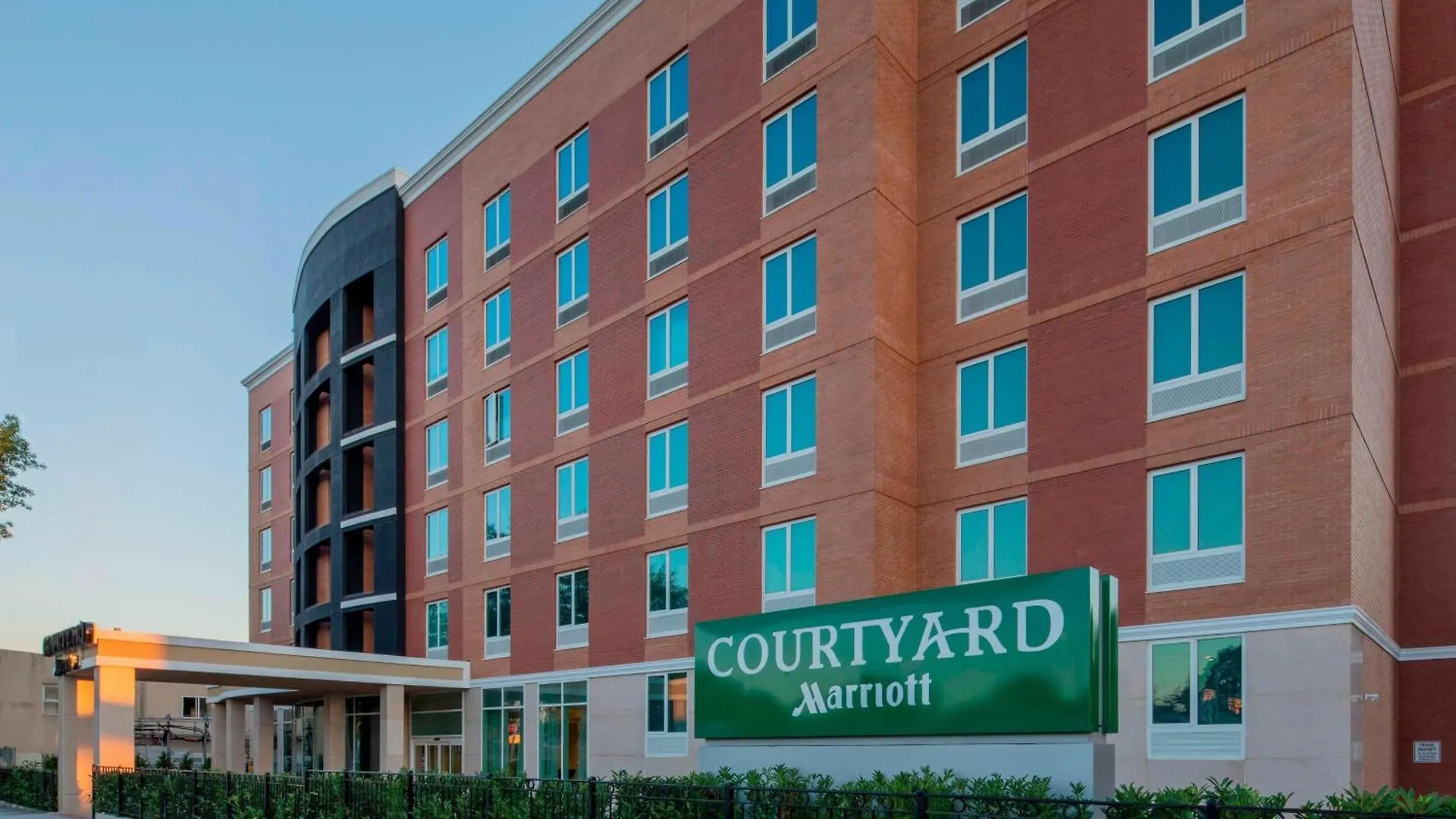 Courtyard By Marriott New York Queens/Fresh Meadows